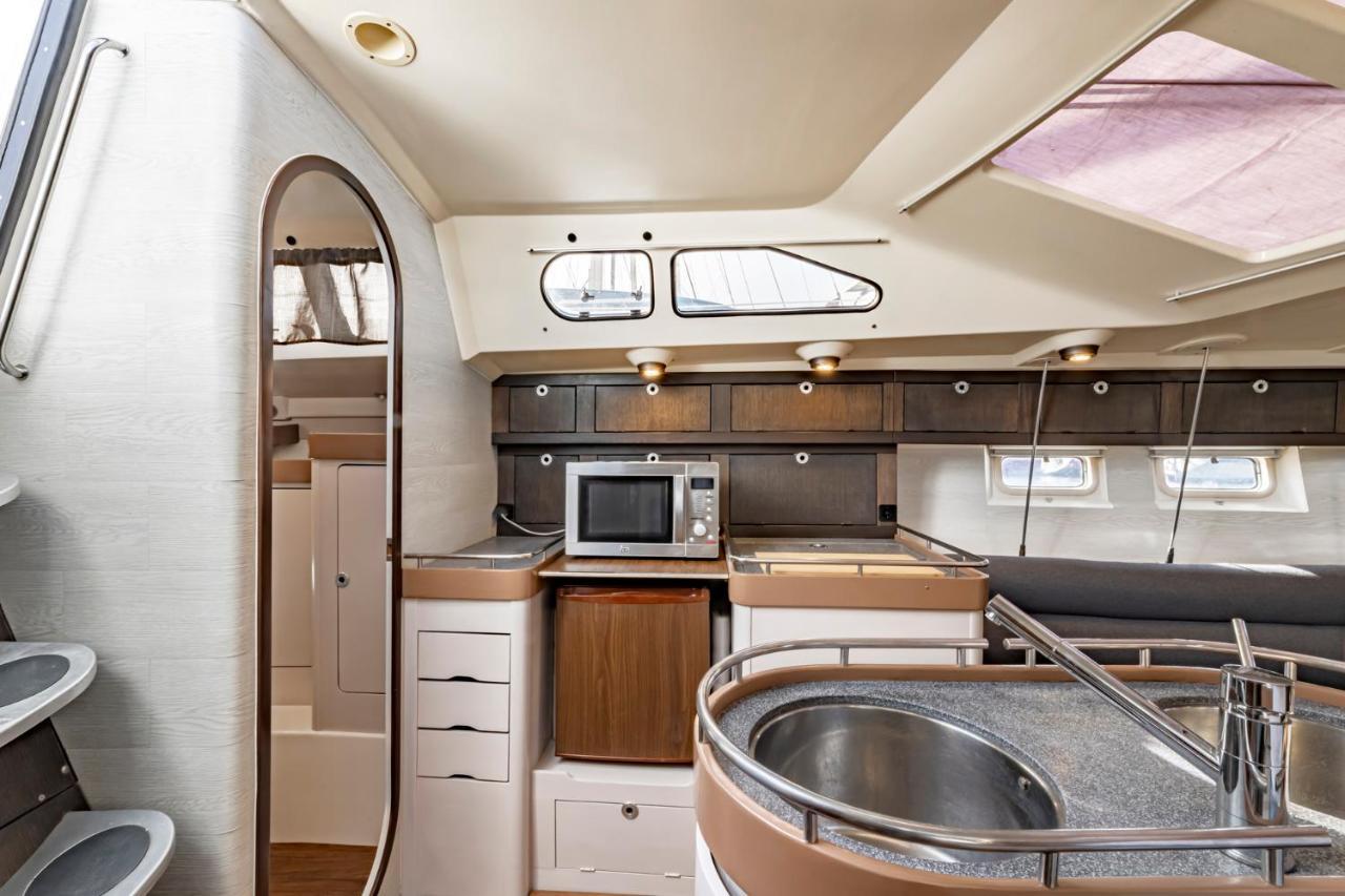 Relaxing Stay On A 38Ft Sail Yacht 아리시페 외부 사진