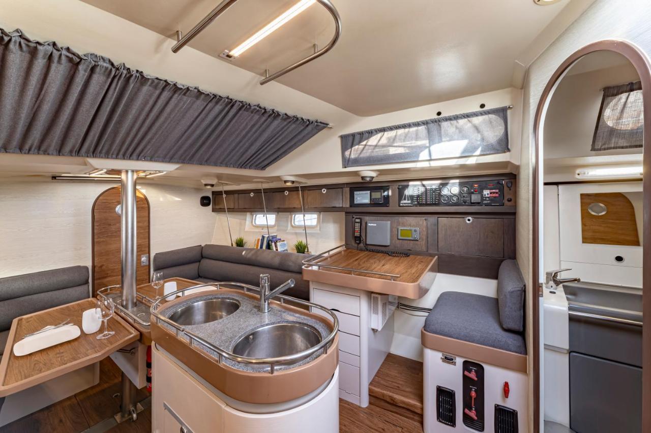 Relaxing Stay On A 38Ft Sail Yacht 아리시페 외부 사진